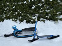 Säljer en blå Stiga Snowracer och Snow kick som set.