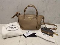 PRADA Virello Daino väska