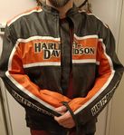 Harley Davidson motorcykel jacka i läder.