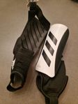 Adidas benskydd- fotboll (XS)