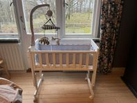 Bedside crib från troll med mobil