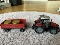 Massey Ferguson 5455 modell med vagn o balar.