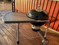 Weber klotgrill med avlastningsbord