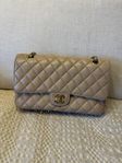 Chanel Medium flap bag i beige kaviar med guld