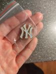 New York Yankees baseball pin