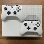 Xbox one S - 2kontroller, laddningsbara + dockning