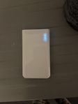 Snygg vit power bank 3000 mah 10x6 cm