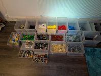 25 kg färgsorterat Lego, över 50 byggsatser med manualer