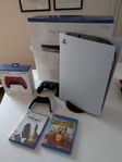 Playstation 5 med 3 handkontroller och 2 spel