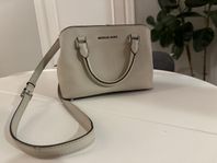 Micheal kors handväska beige / creme i läder 