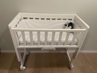 Troll Oslo Bedside Crib med hjul, AeroSleep-madrass m.m.