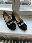 Loafers/pumps i en svart mocka