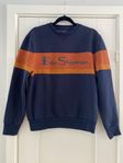 Marinblå sweatshirt i strl S från Ben Sherman