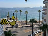 Precis vid stranden i Juan les Pins - havsutsikt