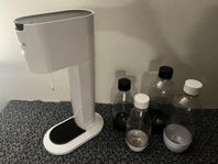 Sodastream Genesis kolsyremaskin med fyra flaskor