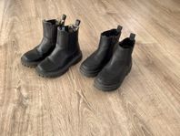 Svarta boots storlek 30