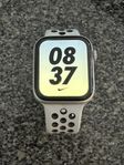 Apple Watch 4 / 44mm / Cellular / GPS / Nike