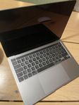 MacBook Pro 13” m2 med Magic Mouse