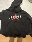 Jag säljer en Jordan hoodie storlek L