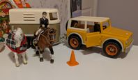 Schleich Jeep med Hästtransport + tävlingshästar