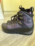 Arc'teryx Bora Mid GTX Black & Purple Boots storlek 38 2/3