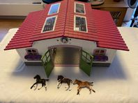 Schleich: stall, hoppbana, transport, hästar, ryttare mm