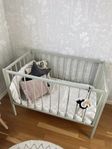 Spjälsäng med madrass • Bedside crib • Spjälsöngsmad