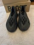 Yeezy Foam Carbon storlek 44 1/2