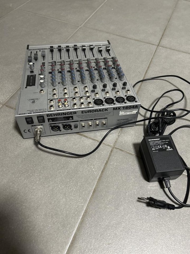 Behringer MX 1604A mixer