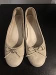 Vackra beige ballerinor fr Angela C slumpas