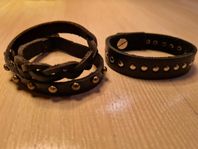 2 svarta läderarmband med nitar