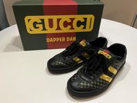 Gucci skor med guldigt monogram