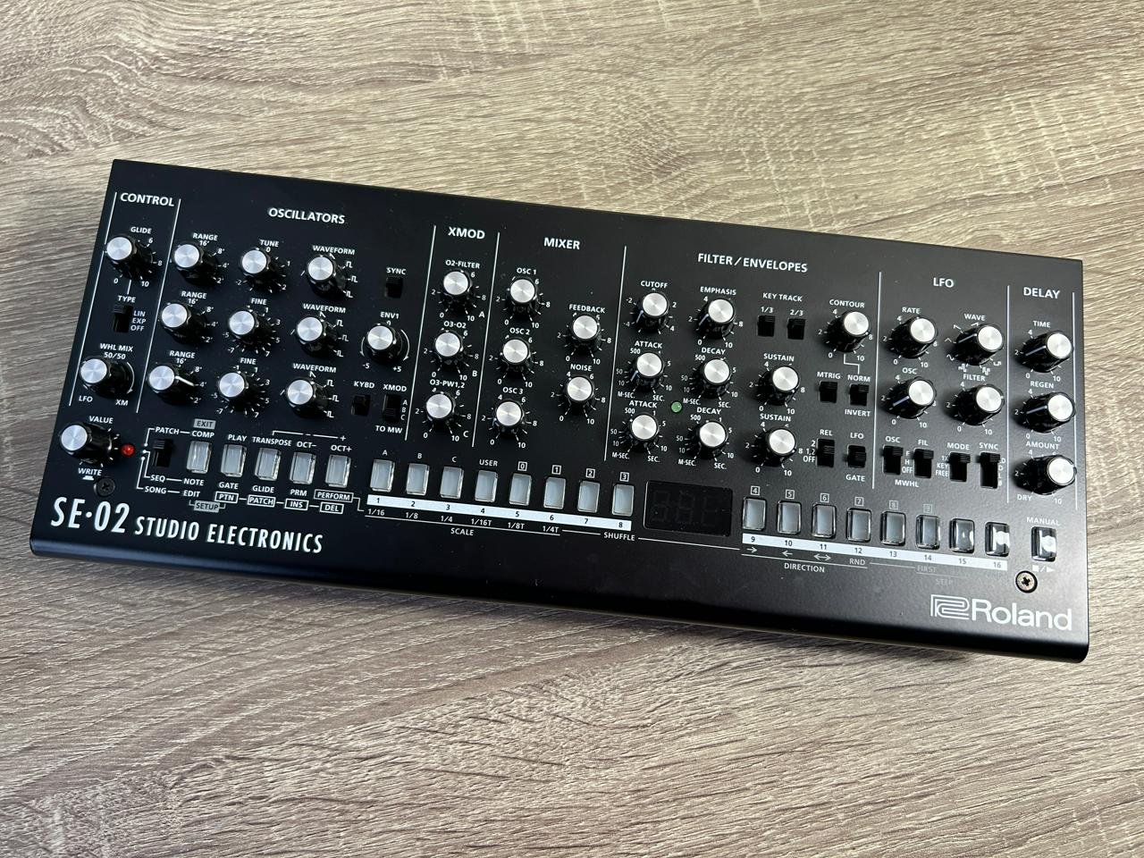 ROLAND SE-02 Analog Synthesizer