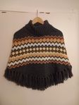 Stickad poncho storlek 134/152