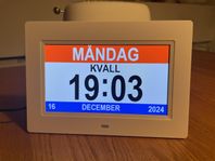 Digital klocka med veckodag och datum