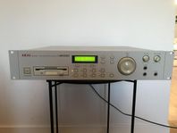 Akai S2000 med 8 utgångar + tillbehör