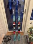 slalom skidor och pjäxor längd 137 strl 4,5