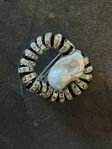 Pearloctopussy brooch