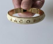 Marc Jacobs armband i guld och krämvit