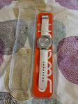 Swatch Damklockan med vit läderarmband 