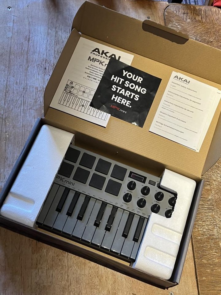 Arturia Beatstep + Akai MPK m...