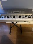 Keyboard Casio LK270 med stativ i julklapp