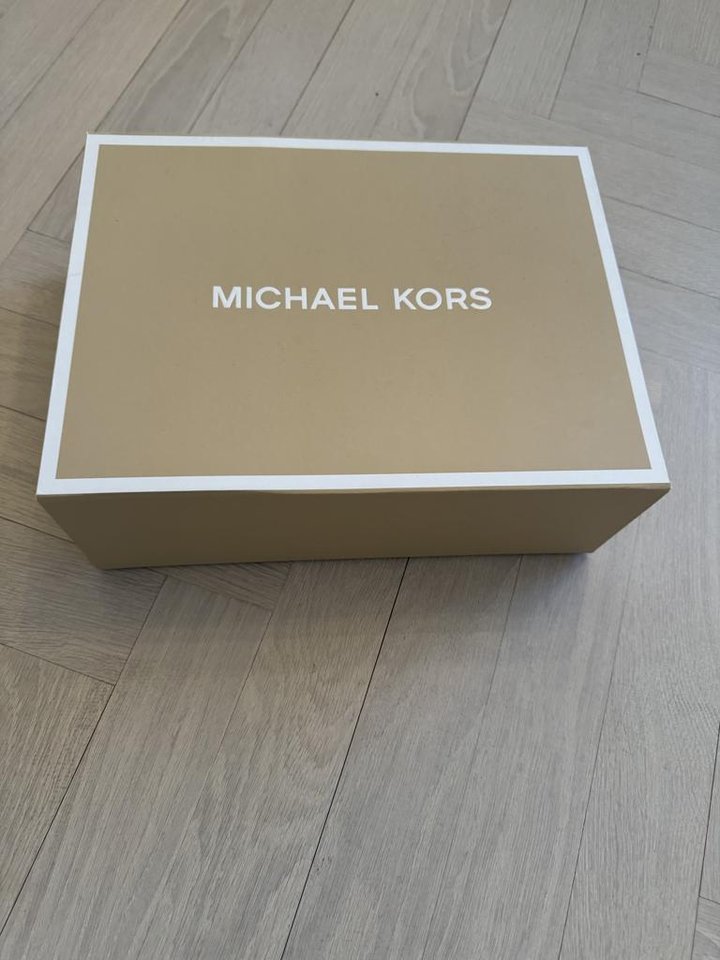 Oanvända Michael Kors klännin...