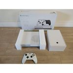 Xbox One S med 2st handkontroller och 8st spel