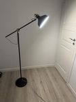 golvlampa från IKEA, vacker, stilren, i perfekt skick