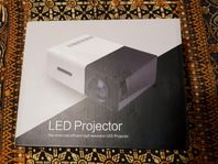 Portable LED projektor full HD med adapter, manual, kablar