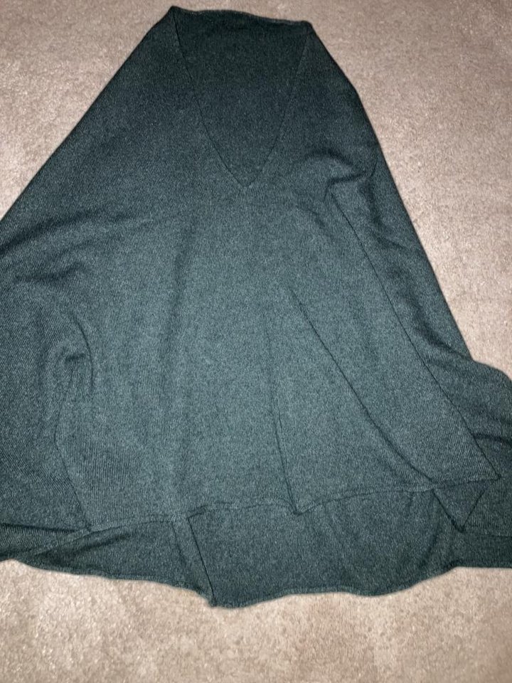 Mörkgrön cashmere cape