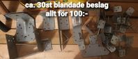 BYGGMATERIAL Ca. 30st blandade beslag allt för 100 kr 