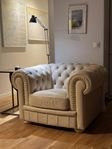 Elegant Chesterfield-inspirerad fåtölj i beige läder