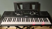 Yamaha EZ-220 elektrisk keyboard med stativ